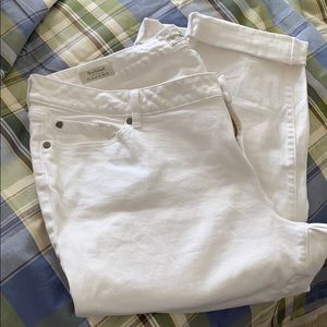 White boyfriend jean Capri